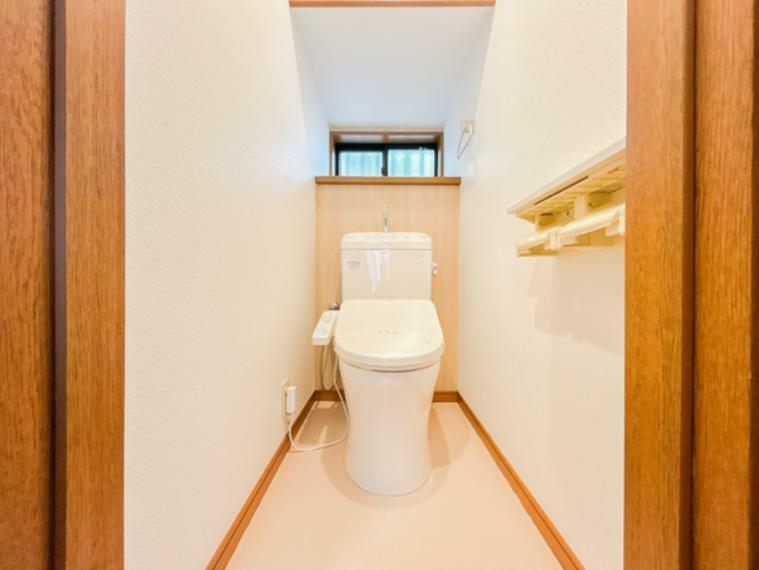 トイレ シンプルな色になっているのでお家の中でも落ち着ける空間の一つです。