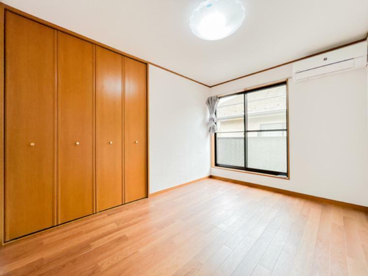 洋室 各居室も窓付きで明るい住空間を確保、収納も完備しております。