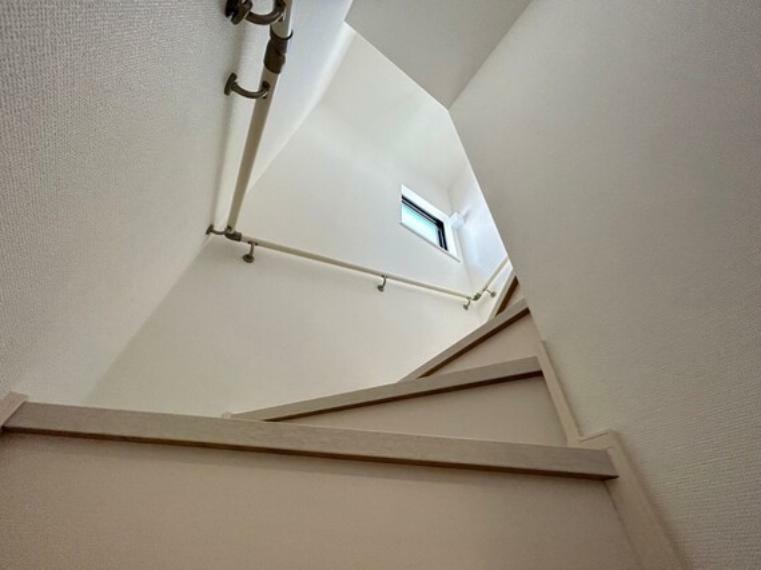 階段にはつかまりながら上り下りができるよう手すりが設けられております。お子様やご年配の方の安全にも配慮した造りです。また、窓があることで明るさと広さを感じられます