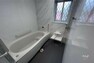 浴室 【浴室】ゆったりとした浴槽と洗い場。浴室に窓が付いているため湿気がこもらず清潔に保つことができます。