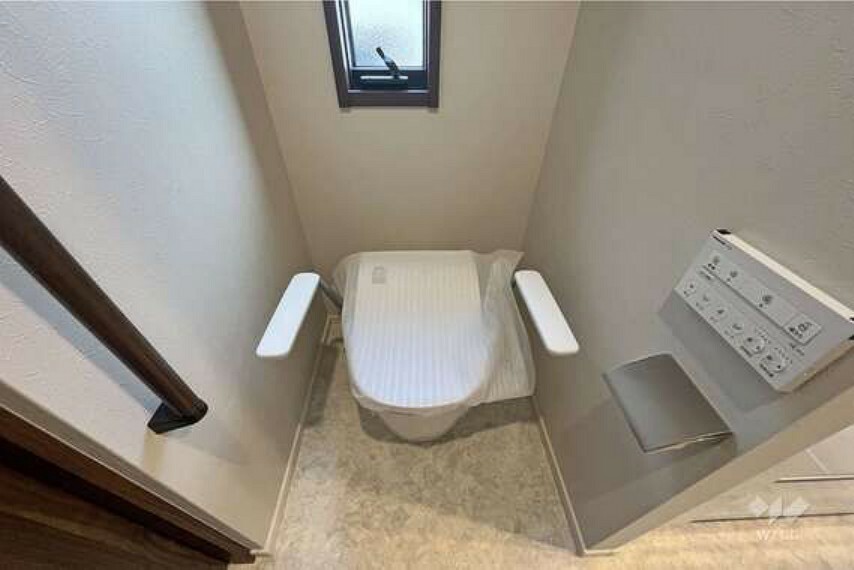 トイレ 【トイレ】タンクレス式のトイレですっきりとした印象に。窓があるので換気もできます。