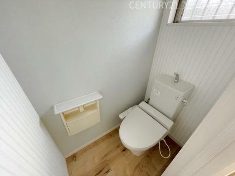 トイレ 小窓のある1階の温水洗浄便座付トイレです