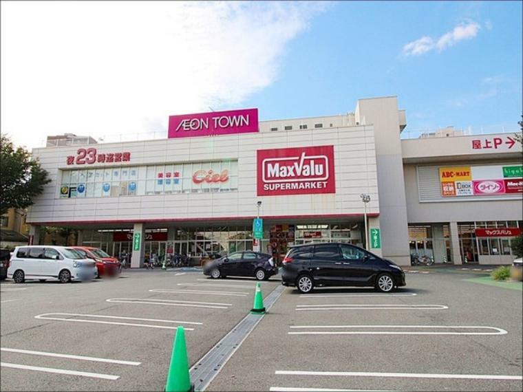 スーパー マックスバリュ田無芝久保店 営業時間:9:00-23:00 府中道沿いに位置し、生鮮食品、惣菜、ちょっとした日用品など販売しているスーパーマーケットです。 駐車場:あり