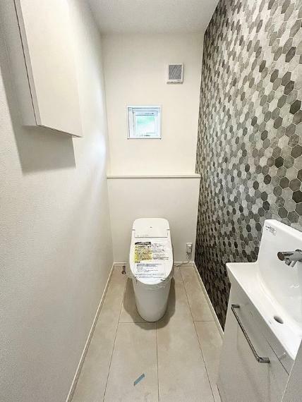 トイレ トイレ:汚れやすい便器も、清潔感のつづく嬉しい機能付き！お掃除も楽にできるTOTO製トイレを採用！