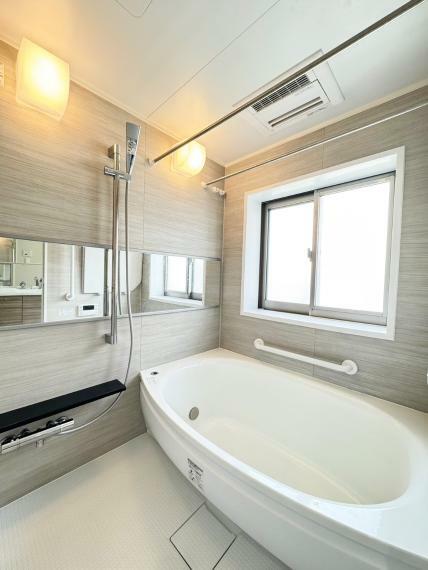 浴室 ゆったりとした広さの浴室。浴室暖房乾燥機つきで雨の日や花粉の多い季節でも洗濯物を干すことができます。