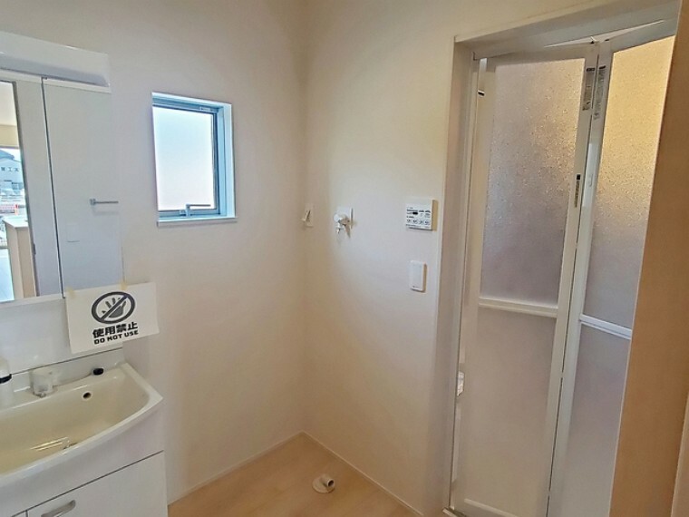 ランドリースペース キッチン隣接の洗面脱衣室にある洗濯機置き場。家事動線が考えられた間取りは家事の時短になりますね！