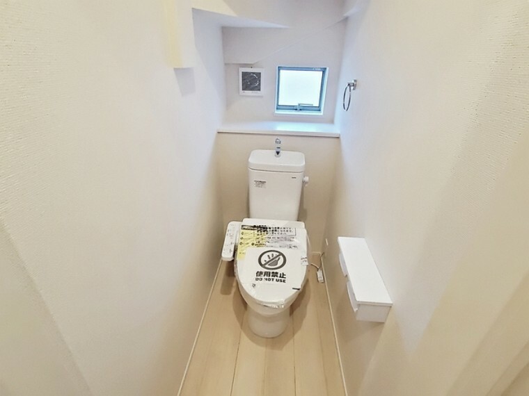 トイレ 温水洗浄機能の付いた快適なトイレ  トイレは各階に1つずつあるので、1階と2階を行き来する必要がありません。