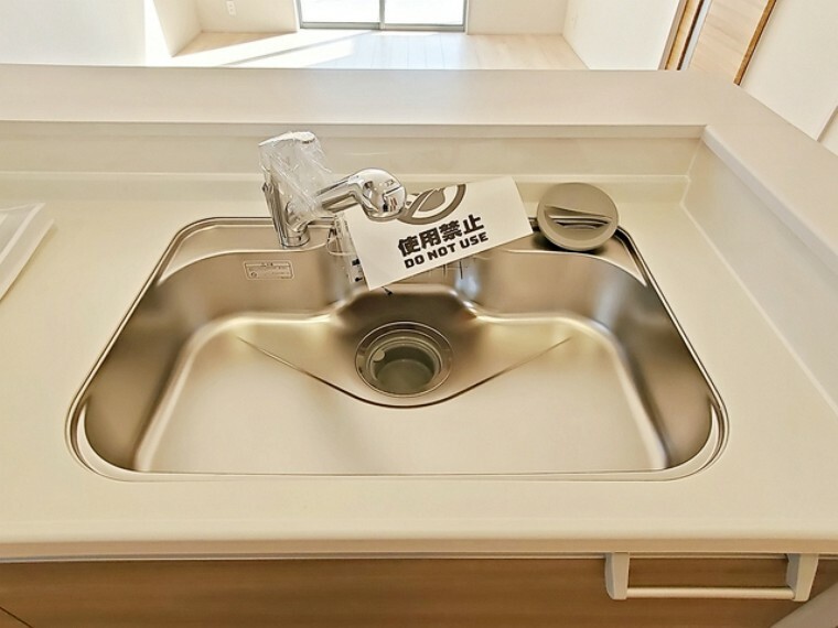 キッチン 広々とした凸型シンクには洗剤ポケットを標準装備。蛇口の先端に浄水器を内蔵