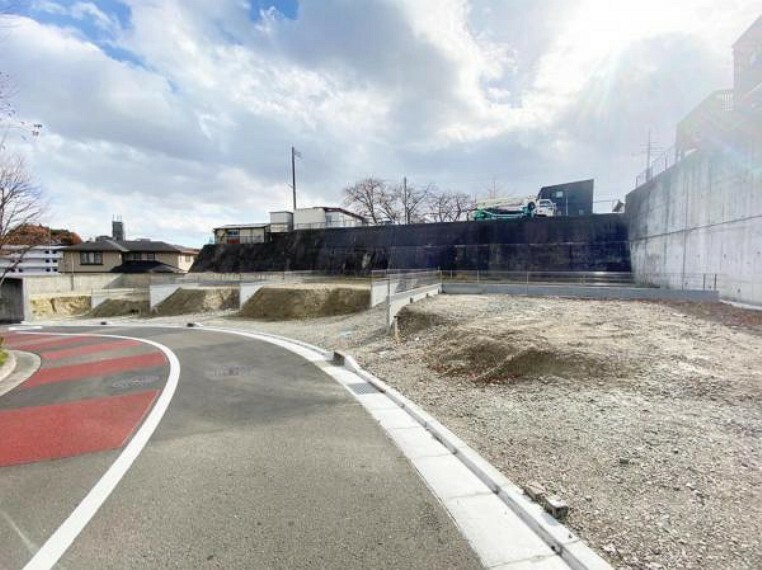 駐車場 （現地写真）全6棟からなる街並み。閑静な住宅街で穏やかな生活をスタートできそう！