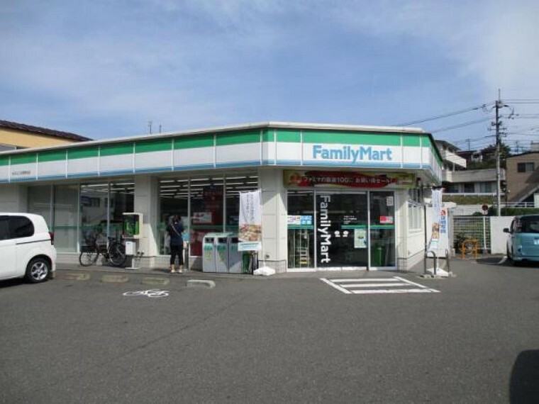 コンビニ ファミリーマート 北根黒松店　266m（徒歩4分）