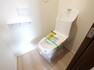 同仕様写真（内観） 白を基調とし清潔感をデザインしたトイレ空間です。使い心地もしっかり追求した先進のトイレを搭載しております。【施工例写真】