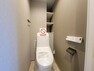トイレ 収納付きのトイレットルームは洗剤や予備のロールもスッキリ保管できますね