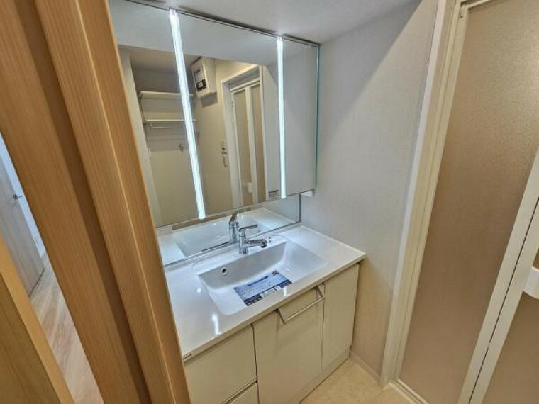 洗面化粧台 洗面台は三面鏡になっており、中心にミラーライトがついたタイプ。明るくてはっきりと見やすいです！