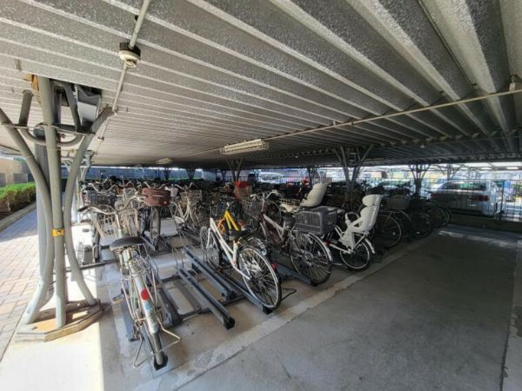 駐輪場 屋根付きの駐輪場で自転車が雨に濡れず安心！