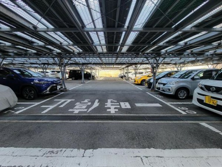 敷地内駐車場 広めの駐車場で車庫入れが楽々ですね