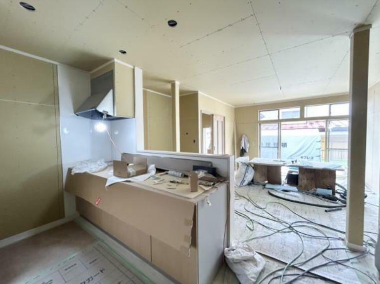 居間・リビング 【リフォーム中4月27日撮影】キッチンは南側の和室とつなげて16.5帖のLDKに間取り変更します。床は永大産業製のフローリングに張替え、天井壁のクロスは張替えます。