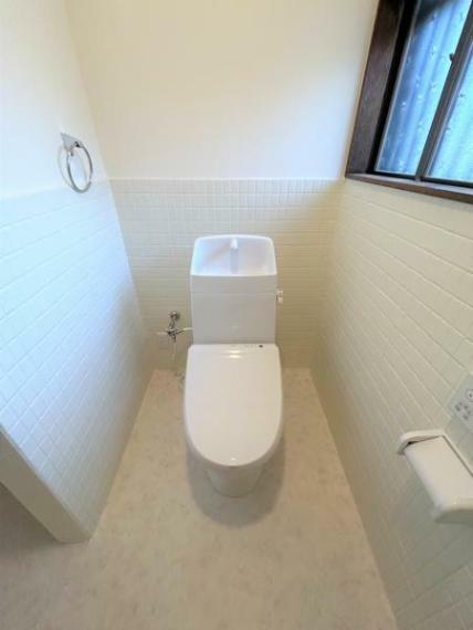 トイレ 【リフォーム済】トイレは新品交換しました。壁・天井のクロス、床のクッションフロアを張り替えて、清潔感溢れる空間になりましたよ。