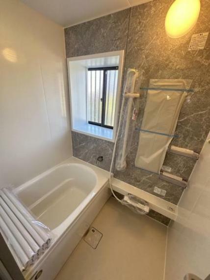 浴室 【リフォーム済】浴室はハウステック製の新品のユニットバスに交換します。浴槽には滑り止めの凹凸があり、床は濡れた状態でも滑りにくい加工がされている安心設計です。