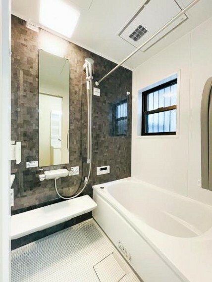 浴室 【多機能なユニットバス】お子様と一緒に浸かれる広いバスタブで、バスタイムをさらに楽しく