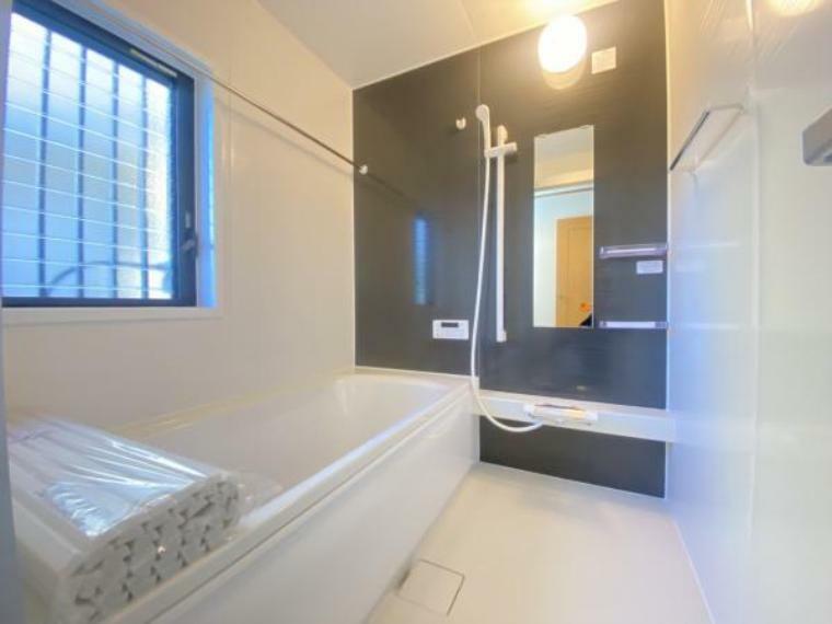 浴室 【リフォーム完成済】ハウステック社製の新品ユニットバスを設置しています。お風呂は自動湯張り・追い焚き機能付きで、いつでも温かいお風呂に入れます。アーチドーム型の室内は水はけが良く、滑りにくく毎日のお掃除もラクラクです。