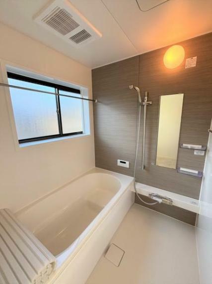 浴室 【リフォーム済/ユニットバス】浴室はハウステック製の新品のユニットバスに交換しました。1日の疲れをゆっくり癒すことができますよ。