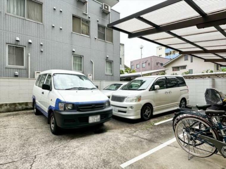 駐車場 敷地内に設けられた駐車スペース。