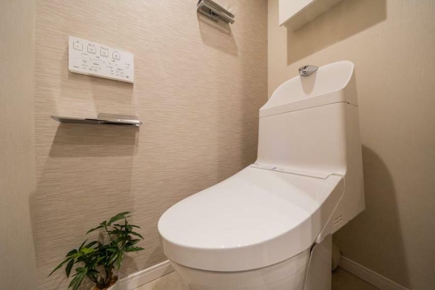 トイレ 白を基調とした明るいトイレ。温水洗浄便座付です ※室内の家具や調度品は、売買代金には含まれません。
