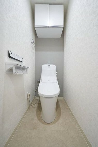 トイレ 【トイレ】快適な温水洗浄便座付きトイレ。トイレットペーパーなどを収納出来る吊戸棚があります。