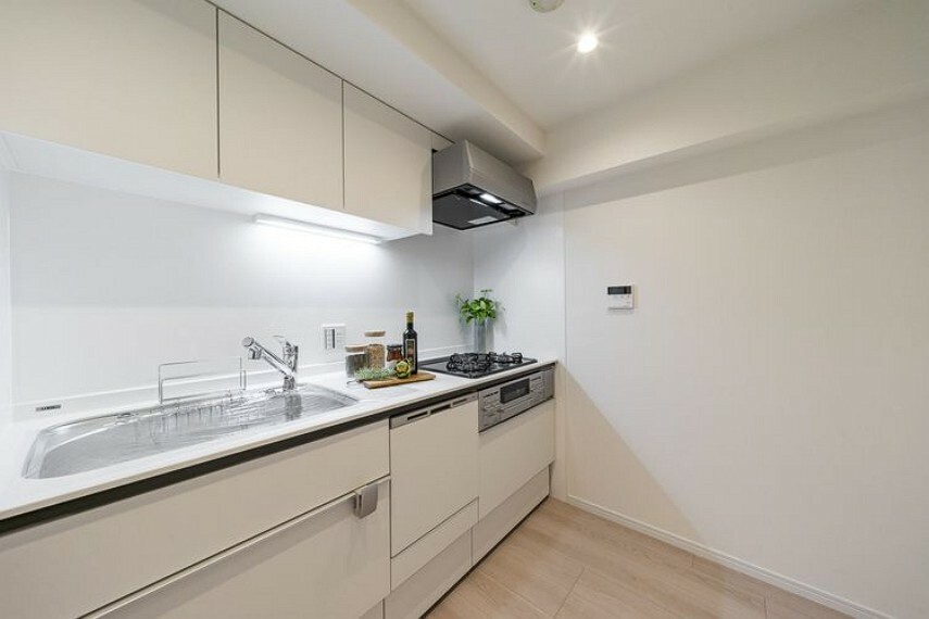 キッチン LIXIL製システムキッチン（食器洗浄乾燥機付）を新規設置しました。白を基調とした明るいキッチンです。