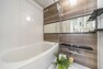 浴室 TOTO製ユニットバスを新規設置。美しいカーブと全身を包み込むような入浴感が特長の浴槽は、くつろぎの空間が演出されるバスルームです。