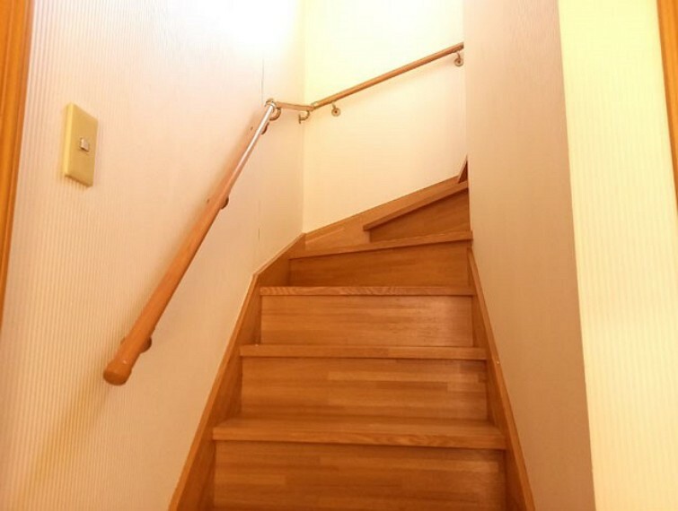 安全性に配慮し階段には手すりを設置