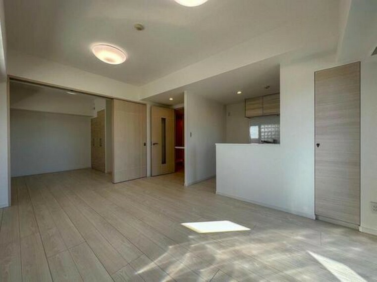 居間・リビング 生活のメインスペースとなるLDKは、開放感のある空間。キッチンは対面式で、LDと一体感があります。