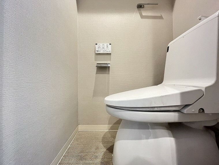 トイレ 白を基調とした、シンプルながらも落ち着くデザイン。洗浄付き温水便座で機能性も兼ね備えています。