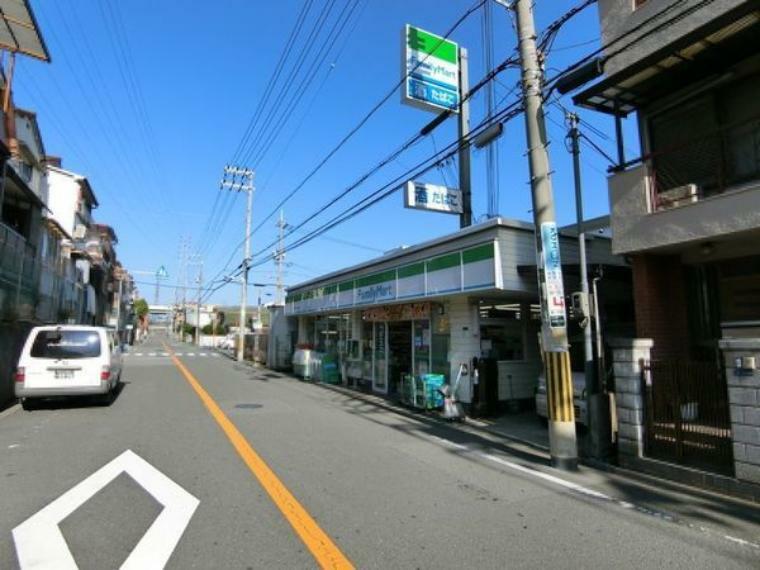 コンビニ ファミリーマート中島一丁目店