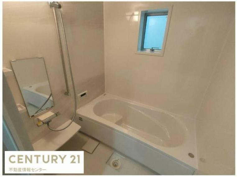 浴室 浴室もクリーム色に統一されており、お部屋の白ベースとも相まっております！窓があるので、換気力も〇！