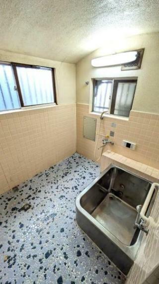 【浴室】<BR/>小窓付きで自然換気も可能な広さのあるバスルーム
