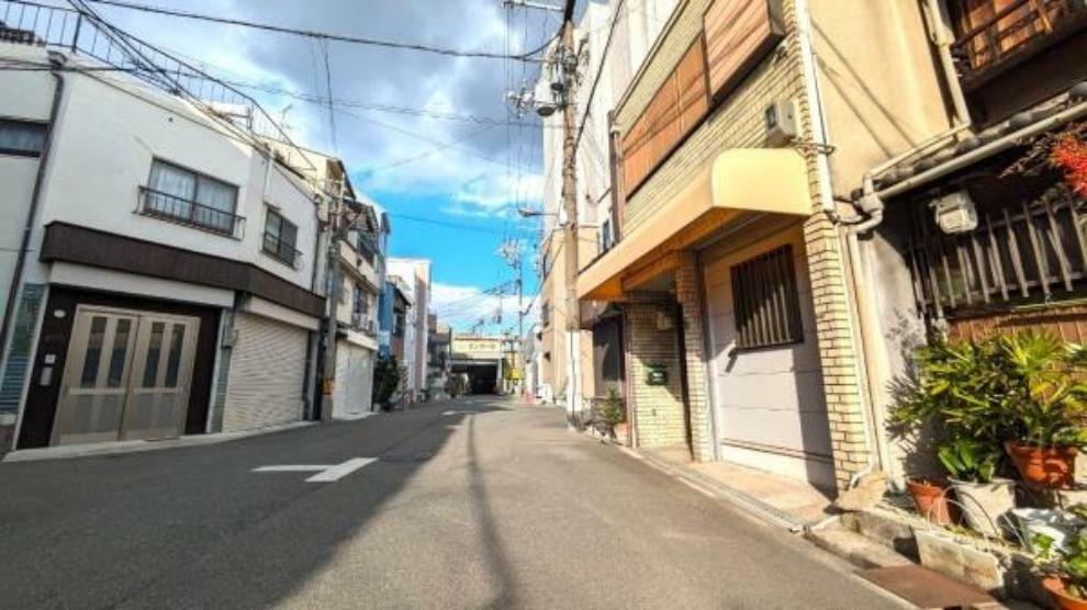 外観写真 【周辺環境】 玄関から出て右手に生野センター街があり、買い物便利な立地です！