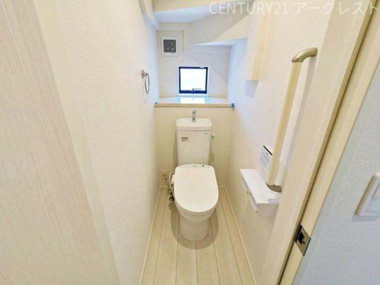 トイレ 1階の温水洗浄便座トイレ。手すりがついていて安心です。