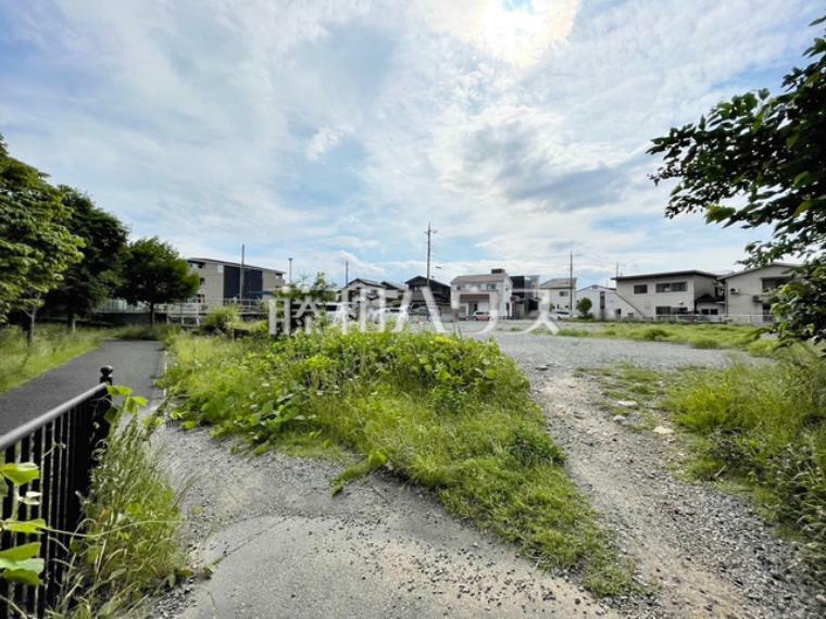 《現地周辺写真》緑に包まれ、大きな空と豊かな緑が広がるのびやかな風景は心やすらぐ場所です。　【八王子市小宮町】