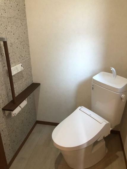 トイレ 冬の寒い時期でも快適な温水洗浄便座付のトイレ！各階にトイレがあるので、階段を上り下りする手間もありません。