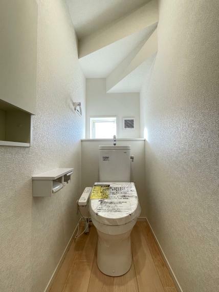 トイレ 快適な暖房便座・温水洗浄機能付き。小窓があり明るく通気性のあるトイレ。
