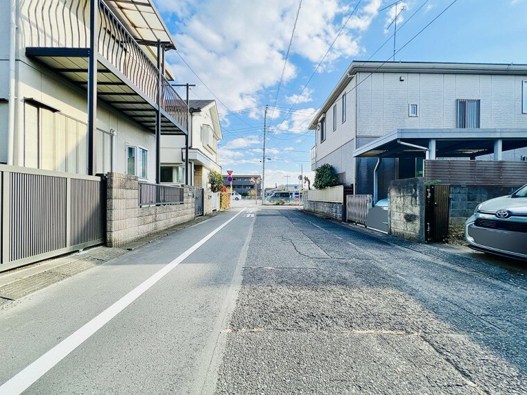 外観・現況 幅の広い前面道路は、開放感と風通しの良さが嬉しいですね。