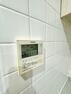 発電・温水設備 キッチンの壁にはユニットバスのコントローラーが設置されています！ お湯張りや追焚き操作もキッチンから操作でき いつでも温かいお風呂に入ることができます！