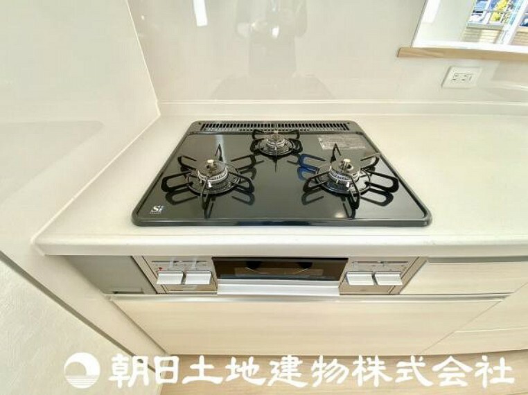 キッチン 3つのコンロで同時に調理ができる使いやすいシステムキッチンを採用です