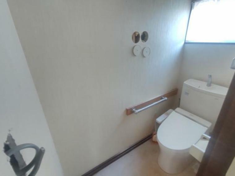 トイレ 【リフォーム中4月15日撮影】トイレは新品のリクシル製の便器に交換予定です。壁付けのリモコンで清潔にお使いいただけます。