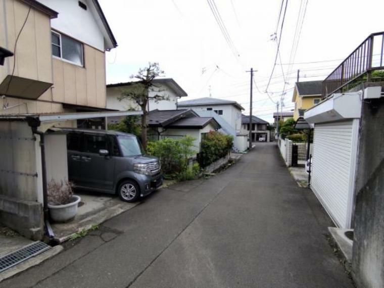 現況写真 【リフォーム中】前面道路は幅約4mです。行き止まりの道でほぼここに住んでいる人しか通らないので交通量は少ない道です。