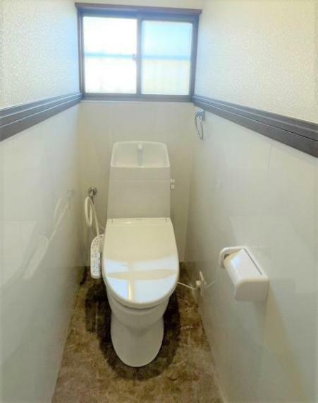【同仕様写真】トイレはジャニス工業製の温水洗浄機能付きに新品交換します。キズや汚れが付きにくい加工が施してあるのでお手入れが簡単です。直接肌に触れるトイレは新品が嬉しいですよね。