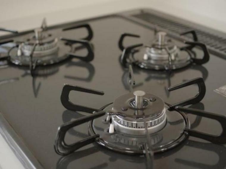 【ガスコンロ】新品交換したキッチンは3口コンロで同時調理が可能。大きなお鍋を置いても困らない広さです。お手入れ簡単なコンロなのでうっかり吹きこぼしてもお掃除ラクラクです。