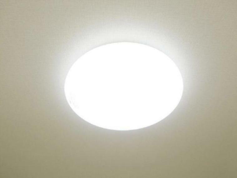 【LED照明】お家の照明は全て新品交換します。各居室にスイッチパネルの他、専用リモコンも付きますのでどの位置からでも照明の操作が可能です。
