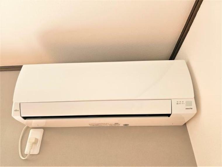 冷暖房・空調設備 【エアコン】リビングには新品のエアコンを1台設置しました。別途費用で各居室にエアコンを設置可能、住宅ローンにも組み込み出来ます。詳しくは、スタッフまでお問い合わせください。